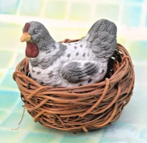 Estatuilla de mesa de nido de gallina de cerámica pintada a mano, 3"" de alto, 3,5"" de diámetro - Imagen 1 de 8