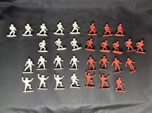 Vintage American Football rot weiß Kunststoff Figuren 31 Stück Hongkong Vintage LESEN - Bild 1 von 20
