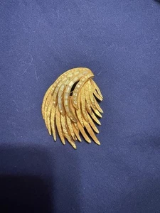 Vintage Signed BSK Gold Tone Rhinestone Abstract Leaf Brooch Pin - Picture 1 of 7