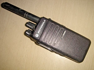 Motorola DP2400e UHF 403-527MHz DMR Digital c/w battery, beltclip & antenna - Photo 1/8