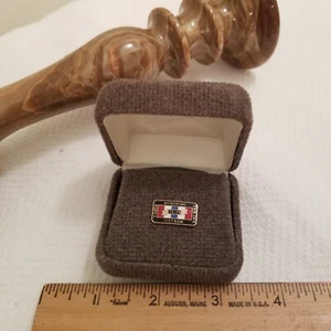 Vintage Honoring WWI WWII Korea Vietnam War Pin 15-75 Gold Tone Enamel in Case - Picture 1 of 3