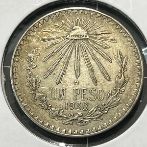 1938 Mexico Un Peso Libertad Cap And Rays .720 Silver MEXICO ONE PESO COIN - Picture 1 of 4