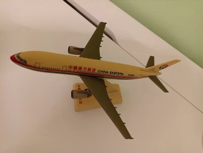 Modellino Aereo China Eastern Airbus A300-600R con supporto. Lungh 21,5cm Alt 14 - Immagine 1 di 4