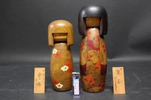 Due bambole kokeshi realizzate da Usaburo Okamoto 31,5 cm e 26,5 cm - Foto 1 di 9