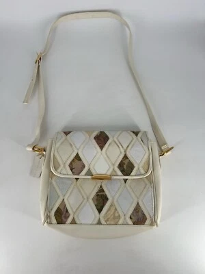 Bolsa de ombro Cabin Creek couro sintético chique branca creme multicolorida bolsa de retalhos - Imagem 1 de 4