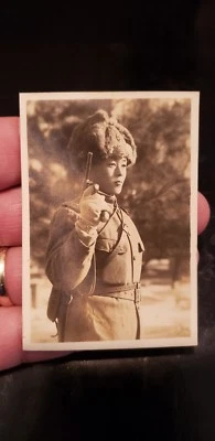 FOTO ORIGINAL JAPONESA DE LA SEGUNDA GUERRA MUNDIAL ☆ OFICIAL DEL EJÉRCITO CON PISTOLA ☆ ESPADA SAMURAI ANTIGUA Foto 1 de 2
