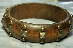 Brazalete de madera marrón vintage con tachuelas tono dorado - Imagen 1 de 9