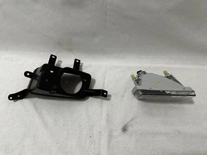 2015-2020 CHEVROLET TAHOE RH PASSENGER FOG LIGHT & BRACKET OEM 23332242 22936483 - Picture 1 of 8