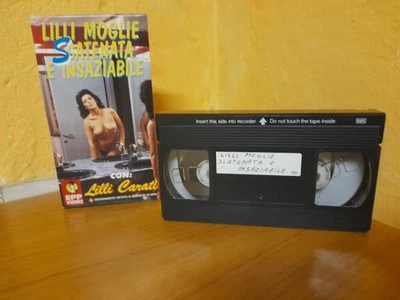 Lilli Moglie Scatenata E Insaziabile - Vhs Erotica Lilli Carati Rocco Tano VM18 - Immagine 1 di 4