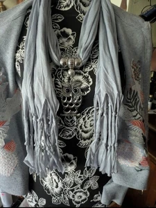 Schmuck-Schal Grau Schal mit Schmuckanhänger Eule 🦉 - Bild 1 von 5