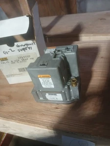 New Honeywell SV9541M2094 Gas Valve  HQ1013350HW - Picture 1 of 5