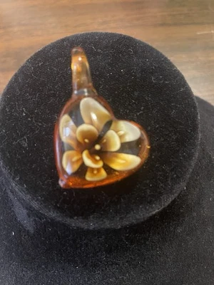 Colgante de vidrio soplado en forma de corazón con motivo floral floral color ámbar modernista Foto 1 de 4