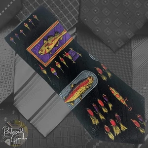 Corbata clásica con estampado de peces cebos de pesca negros Designs by A Rogers para hombre 60" - Imagen 1 de 6