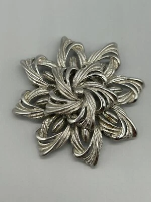 MONET BIG ROUND SUNBURST STARBURST FLOWER SILVER TONE BROOCH PIN - Image 1 of 4