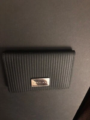 Estuche de cuero regular Bulgari Millerige emblema placa soporte para tarjetas de negocios negro Foto 1 de 4