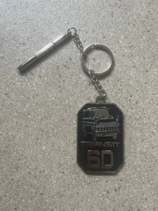 LLAVERO Y MINI DESTORNILLADOR DE METAL MACIZO FORD TRANSIT 60 ANIVERSARIO - NUEVO EN CAJA - Imagen 1 de 4