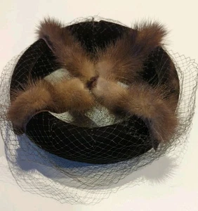 VINTAGE BRAUNER SAMT MIT FELL/NERZ PILLENDOSE KREIS HUT MIT NETZ - Bild 1 von 4