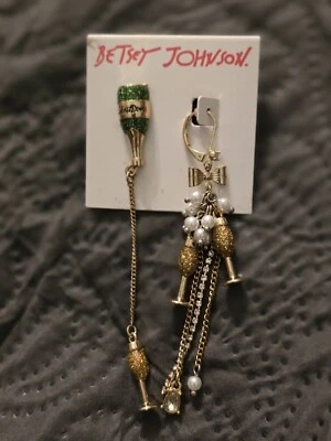 Pendientes colgantes BETSEY JOHNSON botella de vidrio burbujeante y champán desajustados nuevos con etiquetas  Foto 1 de 4
