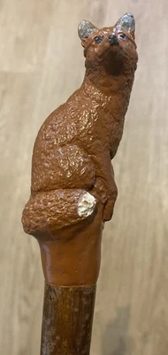 Bastón para caminar pulgar de zorro sentado (hecho a mano en avellana) Foto 1 de 4