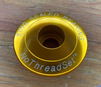 Boné de fone de ouvido Chris King NoThreadset 1" - Dourado novo - Imagem 1 de 4