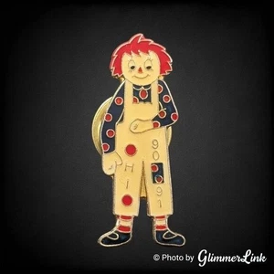 Pin de solapa vintage estilo muñeca de trapo esmalte Ohio 1990 1991 tono dorado sin firmar - Imagen 1 de 6