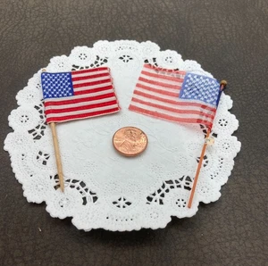 Zwei alte amerikanische Flagge Dekorationen für 1:12 Puppenhaus eine Japan eine geflochten - Bild 1 von 4