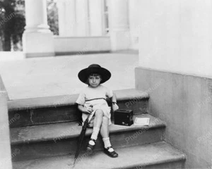 Niña posa con cámara vintage 8x10 reimpresión de foto antigua - Imagen 1 de 1