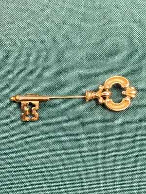 Prendedor de palo vintage AVON tono dorado llave esqueleto estilo victoriano ¡Excelente estado! Foto 1 de 4