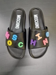 Sandalias MOSCHINO de cuero negro con logotipo de letras - Reino Unido 8 / UE 41 - £420 - Imagen 1 de 16