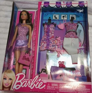 Mattel Barbie & Kleidung Set 2011. Barbie & 2 extra Outfits. /NEU Preis 39,99€ - Bild 1 von 2
