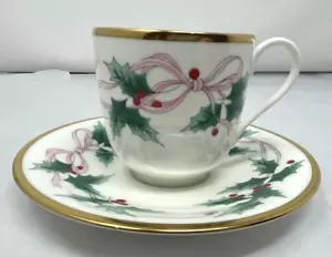 Juego de 2 tazas y platillos Mikasa Ribbon Holly Japón porcelana de hueso Navidad excelente - Imagen 1 de 6