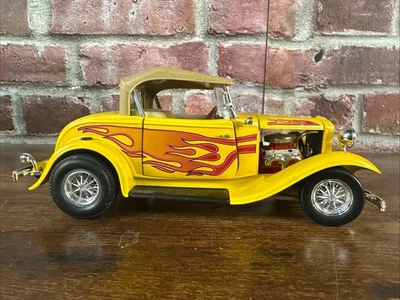 Coche fundido a presión Road Legends 1932 Ford Roadster Street Hot Rod llamas amarillas 1:18. Foto 1 de 4