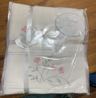 Nuevo en Paquete Juego de Toallas Bordadas Floral Juego de tres Piezas. Vintage. Foto 1 de 4