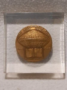 1968 AUTORIDAD MUNDIAL DEL ALMANAQUE POR 100 AÑOS BRONCE EN LUCITE MONEDA MEDALLÓN - Imagen 1 de 6