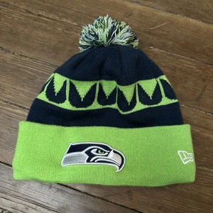 Seattle Seahawks Herren Mütze OS Grün New Era Beanie Bommel bestickt - Bild 1 von 3