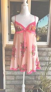 Betsey Johnson Rosa Rosas Caliente Rosa Encaje Babydoll Camisón Slip! Talla mediana - Imagen 1 de 9
