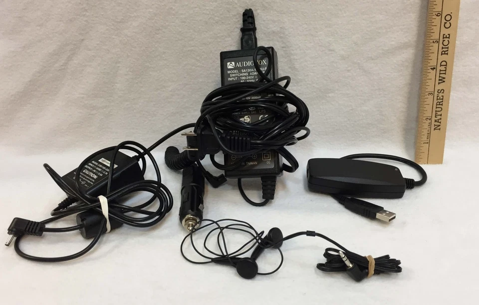 Adapters Earbuds Audiovox Vehicle Battery Adapter Switching Adapter Lot of 4 - Imagem 1 de 3