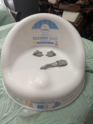 Regalo Baby Basics™ Asiento Elevador Blanco Adjuntar a Silla Arnés de 3 Puntos Portátil Foto 1 de 4