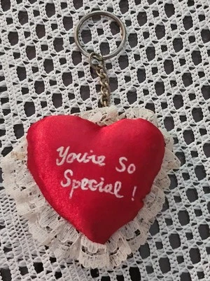 HAND MADE PLUSH HEART KEYCHAIN Foto 1 de 2