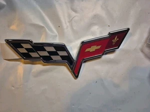 Genuine GM Rear Bumper Fascia Crossed-Flags Emblem in Chrome 22901568 - Bild 1 von 4