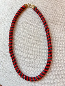 Bellissima Collana Girocollo Vintage 15-1/2" Semi Perline ROSSO e NERO Corda - Foto 1 di 3