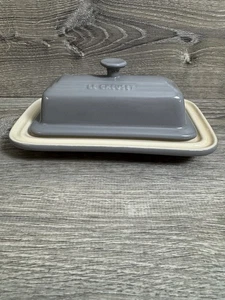 Plato de mantequilla cubierto gris beige Le Creuset para 1 barra (18-21) plato de dos piezas - Imagen 1 de 4