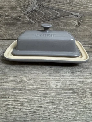 Plato de mantequilla cubierto gris beige Le Creuset para 1 barra (18-21) plato de dos piezas Foto 1 de 4