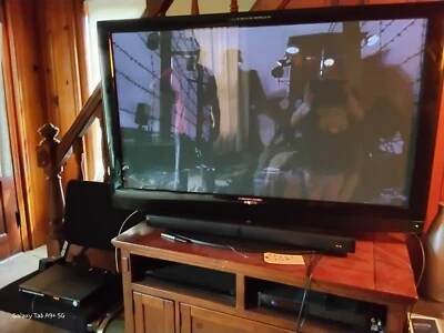 TV de 55" con barra de sonido y reproductor de DVD con altavoces de sonido envolvente  Foto 1 de 4