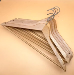 Holzbügel / Kleiderbügel 5 x Holzbügel mit Einkerbung und Steg - 44,5 cm - Bild 1 von 3