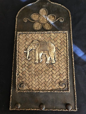 Soporte de sobre con marco de madera oscura soporte de pared para llaves imagen de un elefante Foto 1 de 4