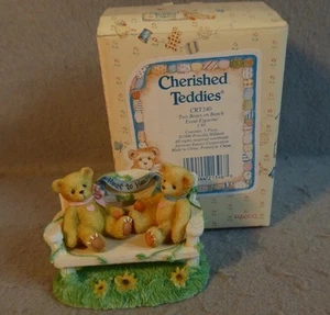 Cherished Teddies Herz an Herz zwei Bären auf einer Bank CRT240 Event Figur - Bild 1 von 2