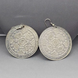 Vintage böhmische runde Ohrhänger 2,5" silberfarben geätzt floral Mandala Design - Bild 1 von 7