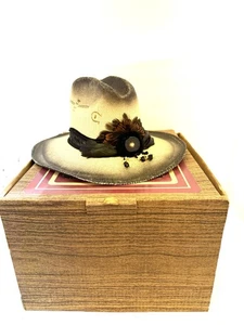 Charlie 1 Banda de Piel de Caballo Plumas Piedra Hueso Frontal Paja Sombrero de Vaquero con Caja 7 1/8 - Imagen 1 de 8