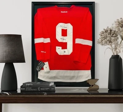 GORDIE HOWE SIGNED DETROIT RED WINGS REEBOK L/XL  FRAMED HOCKEY JERSEY PSA COA! - Image 1 of 4